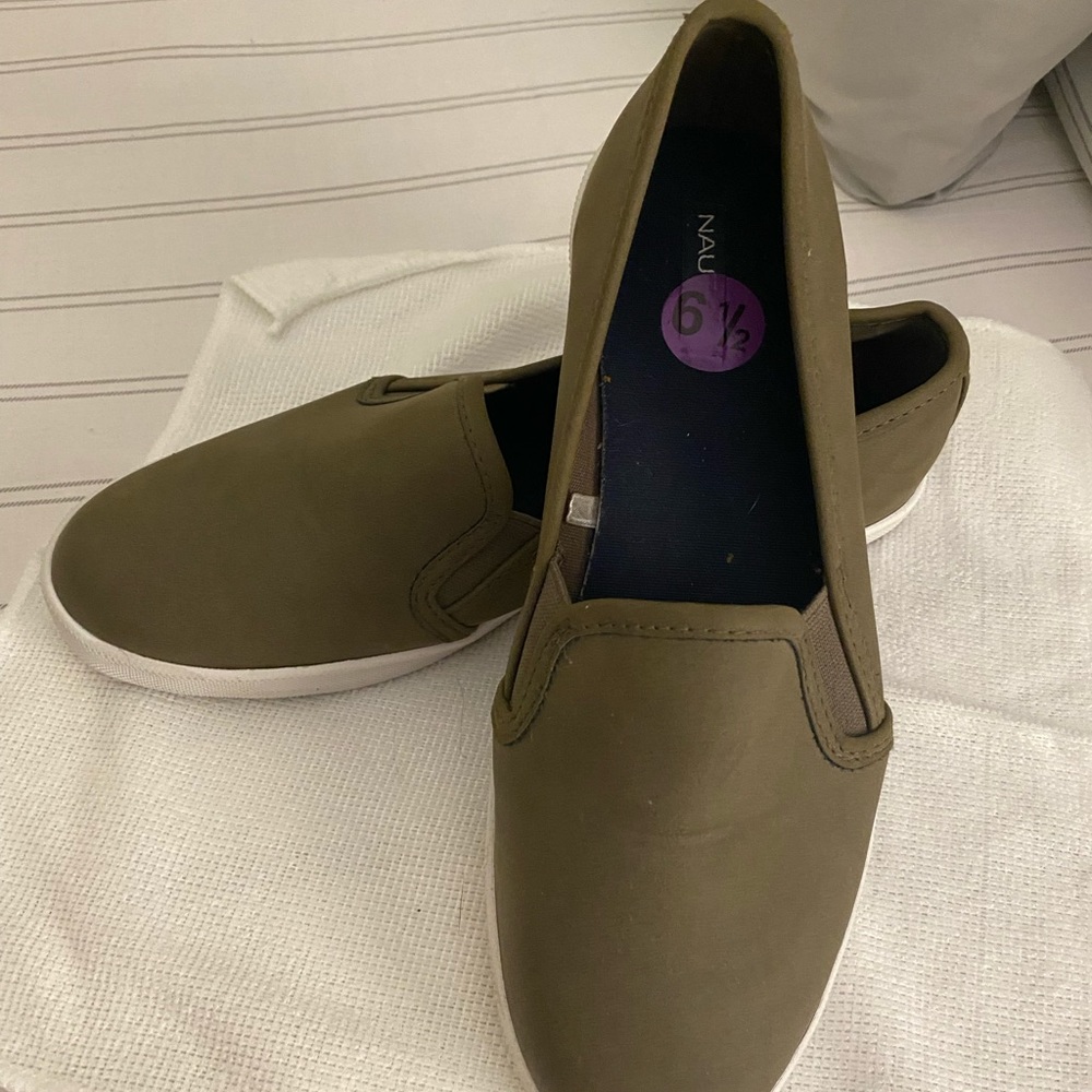 Nautica sneakers size 6 1/2 green color